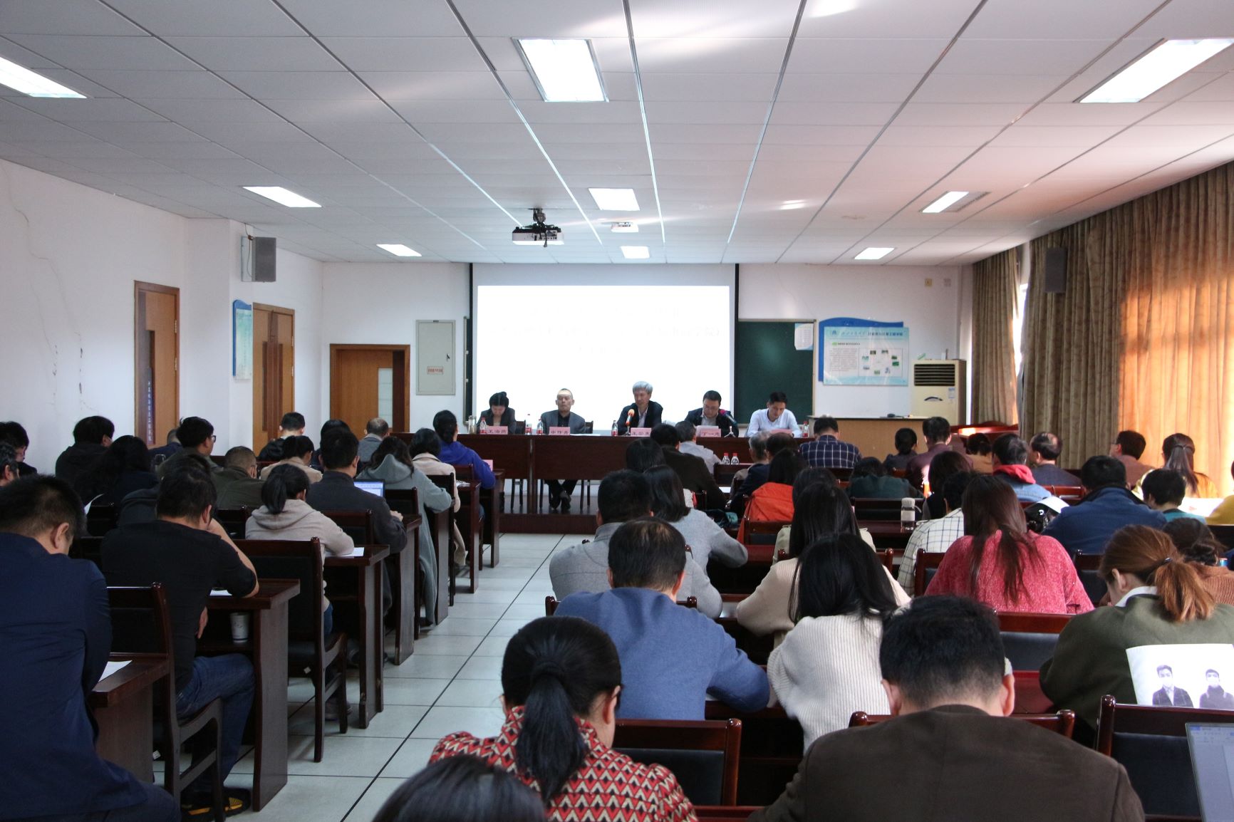 会议现场全体成员.jpg